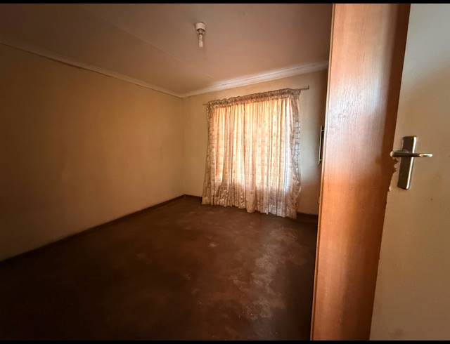 3 BEDROOM HOUSE FOR SALE IN TLHABANE WEST
